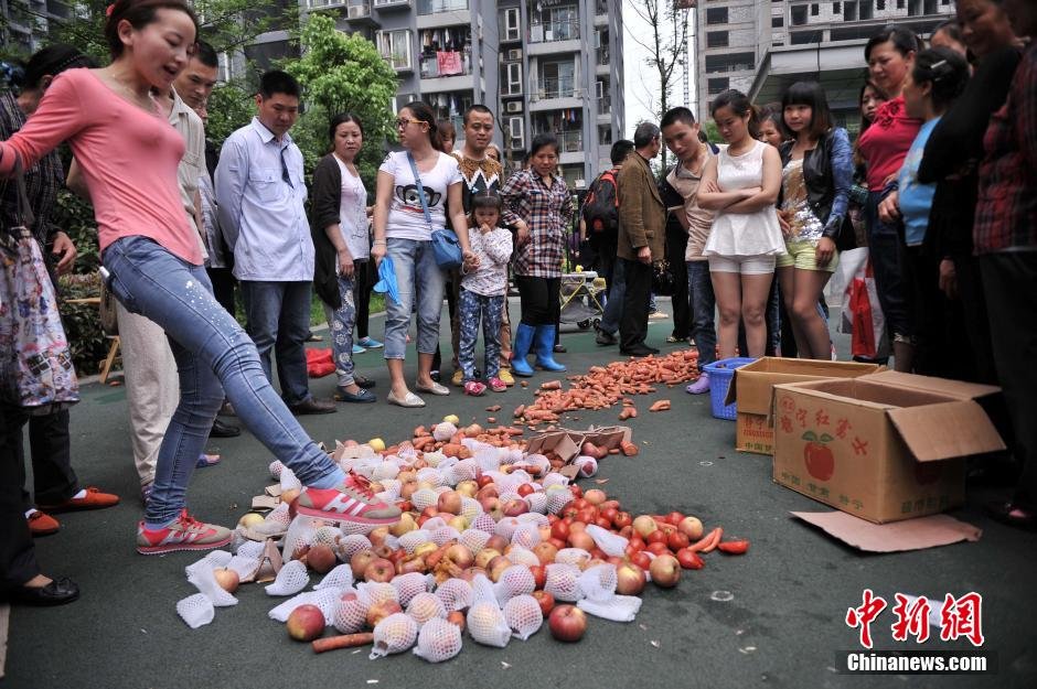 幼兒園疑給學(xué)生吃劣質(zhì)食物 家長討說法