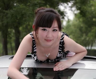 豪車內(nèi)白皙靚麗的鄰家小妹